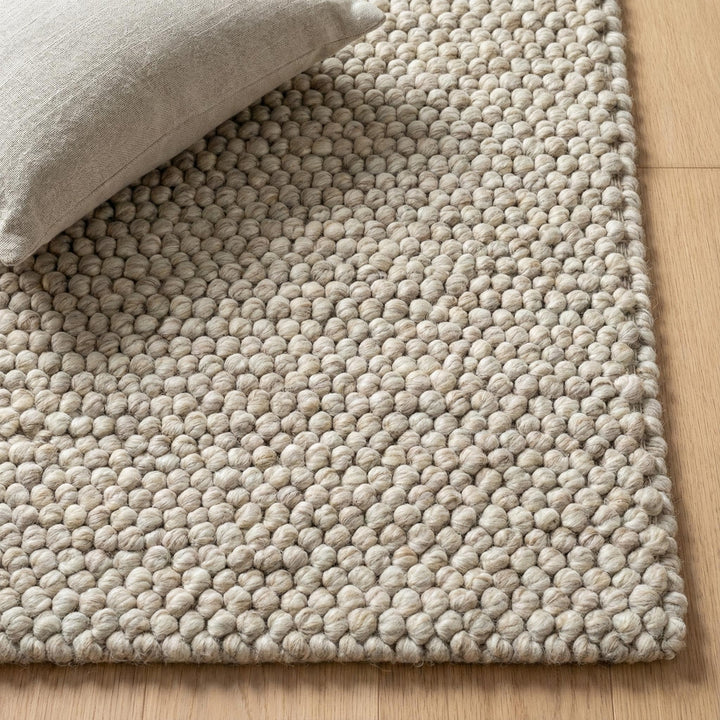 Translation missing: es.Handwoven chunky wool pebble rug in neutral beige with textured pebble weave for Scandinavian minimalist decor