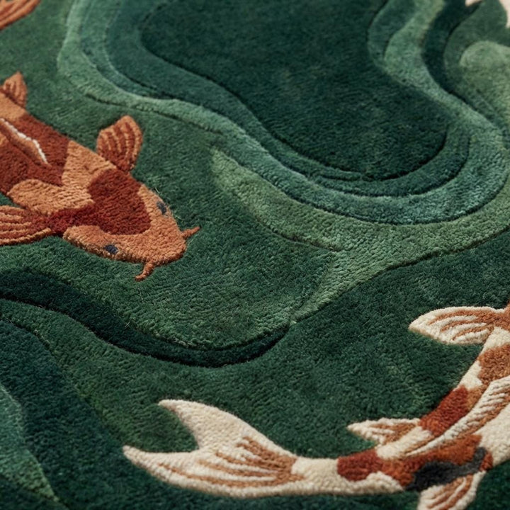 Translation missing: es.Close-up of hand tufted wool pile showing carved high-low texture and dense soft fiber surface