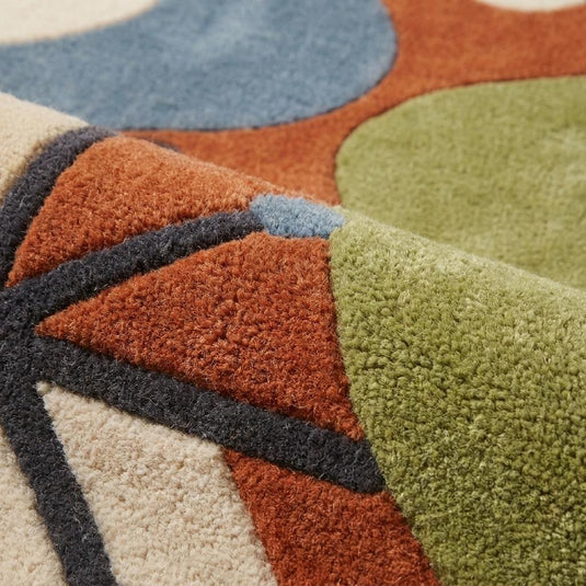 Translation missing: es.Close-up texture of hand tufted wool rug showing soft cut pile, carved geometric lines, and detailed abstract pattern __etsy:8000502902