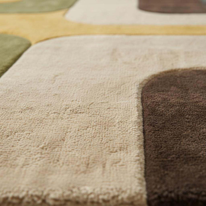 Translation missing: es.Close-up of hand-tufted cut pile rug showing plush texture, dense fibers, smooth curves, and soft matte finish with visible craftsmanship detail