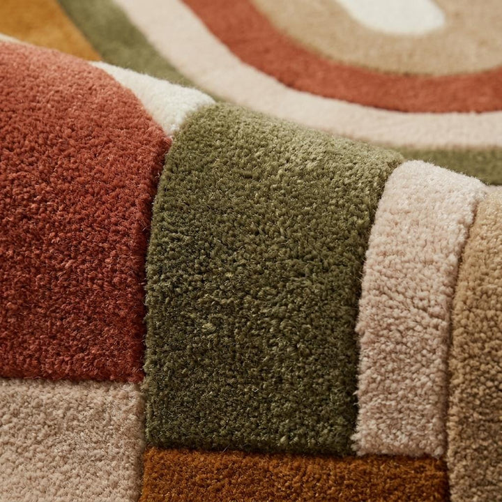 Translation missing: es.Close-up texture of hand tufted wool blend rug showing dense cut pile, soft surface, and layered geometric arch detailing in earthy tones __etsy:8048443819