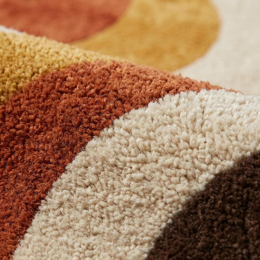 Translation missing: es.Close-up texture of handmade cut pile wool rug showing dense tufting, soft surface, and curved abstract wave detailing __etsy:8048425359