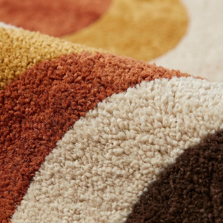 Translation missing: es.Close-up texture of handmade cut pile wool rug showing dense tufting, soft surface, and curved abstract wave detailing __etsy:8048425359