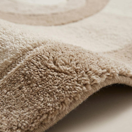 Translation missing: es.Close-up texture of hand-tufted wool blend rug showing carved wave pattern, plush cut pile, and layered neutral tones in cream and taupe __etsy:8000518606