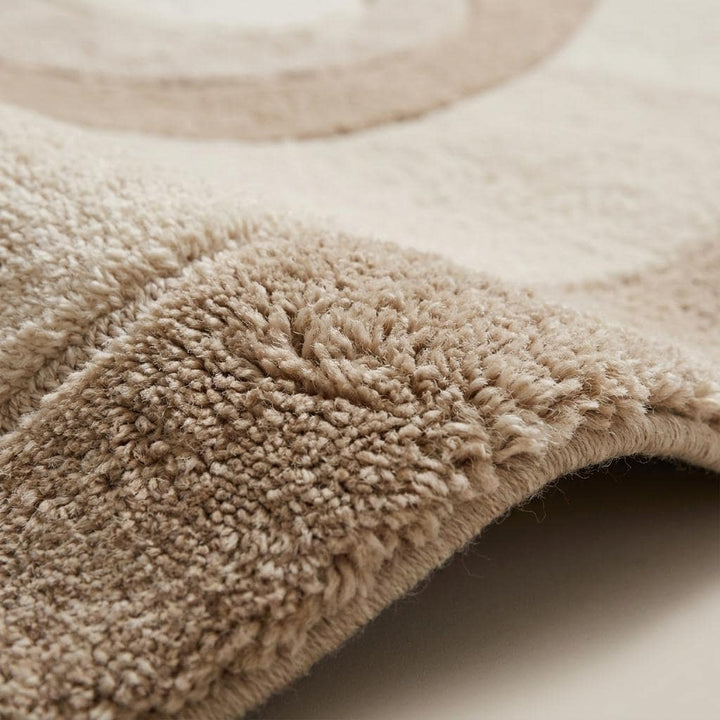 Translation missing: es.Close-up texture of hand-tufted wool blend rug showing carved wave pattern, plush cut pile, and layered neutral tones in cream and taupe __etsy:8000518606