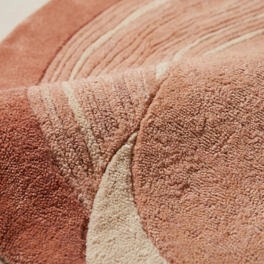 Translation missing: es.Close-up texture of hand tufted wool rug showing carved line detailing, soft cut pile surface, and premium artisan craftsmanship __etsy:8018090638