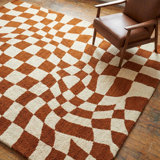 Translation missing: es.Modern checkerboard wavy tufted rug with warm rust and ivory tones, hand-tufted wool, mid-century geometric pattern, perfect for living rooms and bedrooms