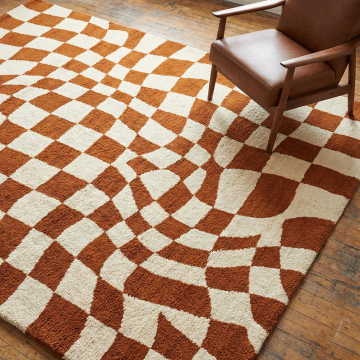 Translation missing: es.Modern checkerboard wavy tufted rug with warm rust and ivory tones, hand-tufted wool, mid-century geometric pattern, perfect for living rooms and bedrooms