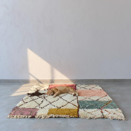Translation missing: es.Colorful geometric Moroccan rug with cozy shag texture displayed in a modern minimalist home interior