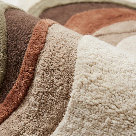 Translation missing: es.Close-up texture of hand-tufted wool blend rug showing carved pile details in ivory, terracotta, taupe, and olive tones __etsy:7994270384