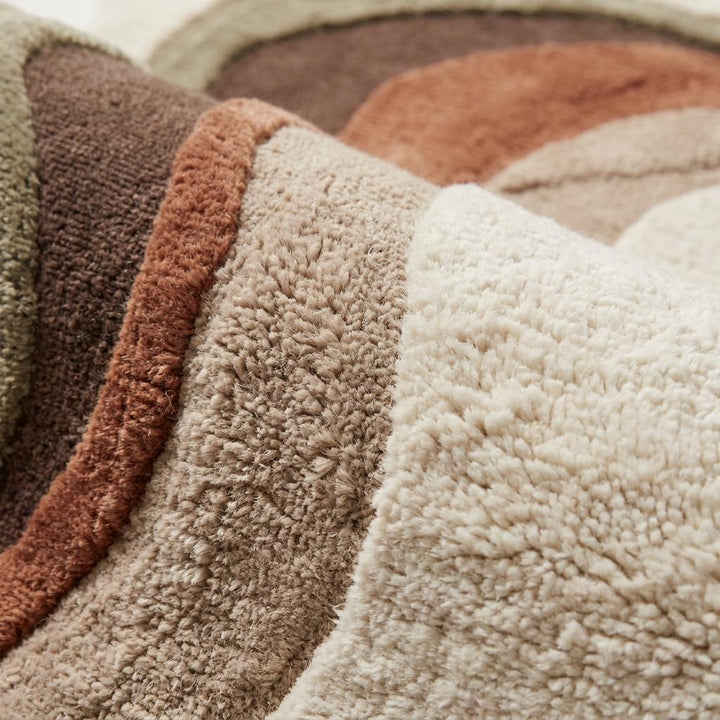 Translation missing: es.Close-up texture of hand-tufted wool blend rug showing carved pile details in ivory, terracotta, taupe, and olive tones __etsy:7994270384