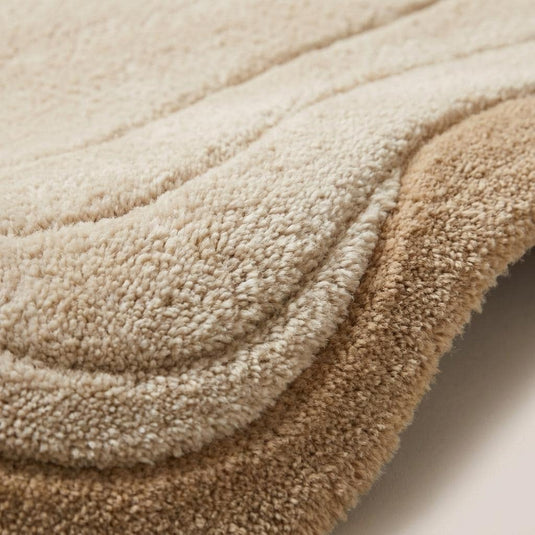 Translation missing: es.Close-up texture of hand-tufted wool blend rug showing carved layered pile detail and soft plush surface in neutral beige tones __etsy:8074318451