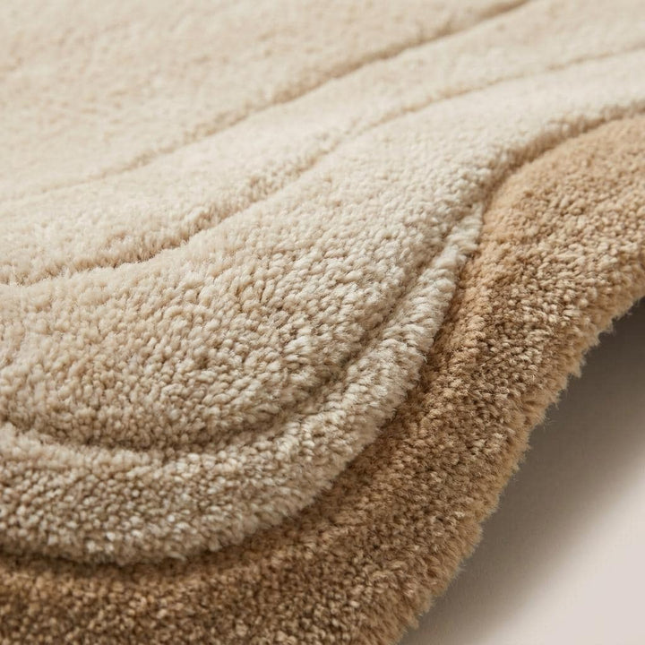 Translation missing: es.Close-up texture of hand-tufted wool blend rug showing carved layered pile detail and soft plush surface in neutral beige tones __etsy:8074318451