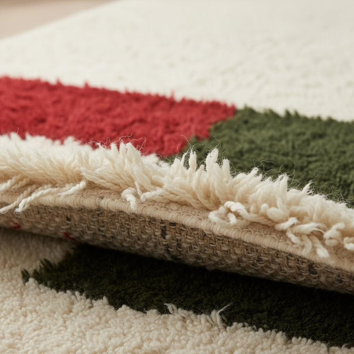 Translation missing: es.Close-up image of the thick, plush ivory pile and hand-knotted texture of the Moroccan Beni Ourain style rug