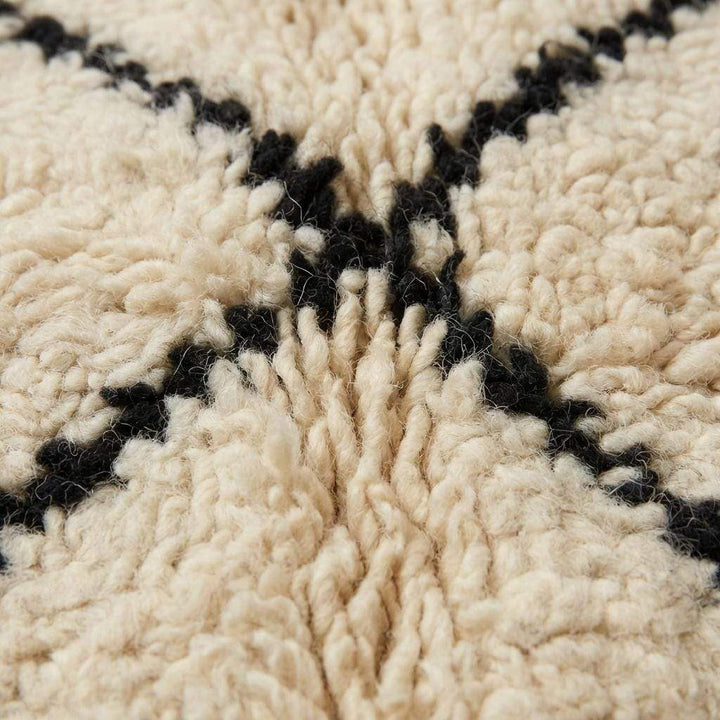 Translation missing: es.Moroccan Diamond Pattern Rug – Neutral Ivory Geometric Boho Rug with Black Lines and Fringe