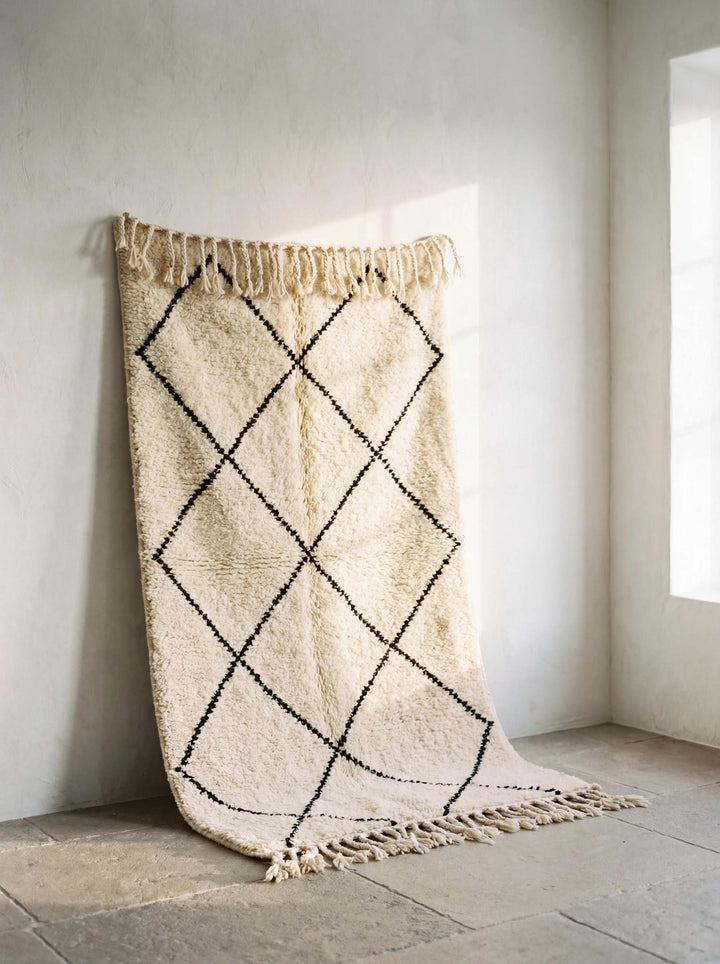 Translation missing: es.Moroccan diamond pattern ivory rug with black geometric lines and fringe