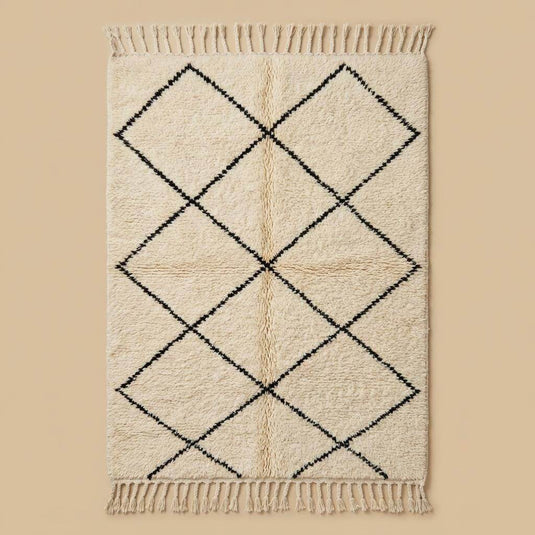 Translation missing: es.Neutral boho geometric rug leaning in minimalist interior