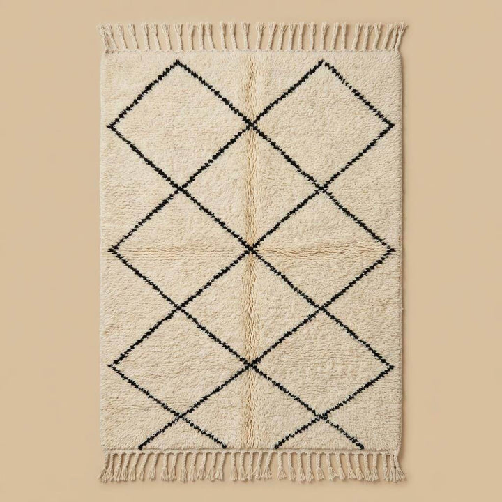 Translation missing: es.Neutral boho geometric rug leaning in minimalist interior
