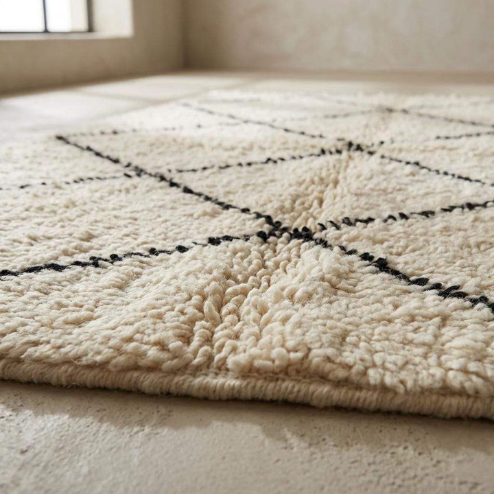 Translation missing: es.Diamond grid pattern detail on neutral Moroccan style rug