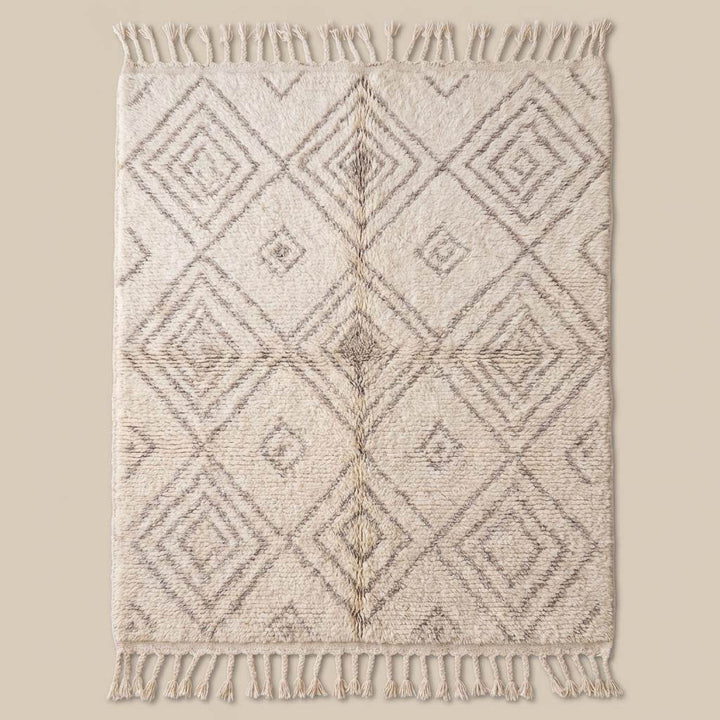 Translation missing: es.Neutral geometric Berber style rug styled in minimalist interior