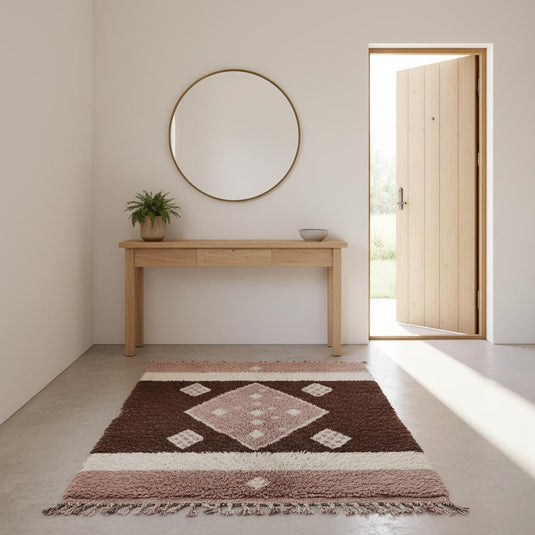 Translation missing: es.Handmade-style wool area rug in modern Moroccan design, ivory base, beige and brown highlights, soft blush undertones, high-pile texture