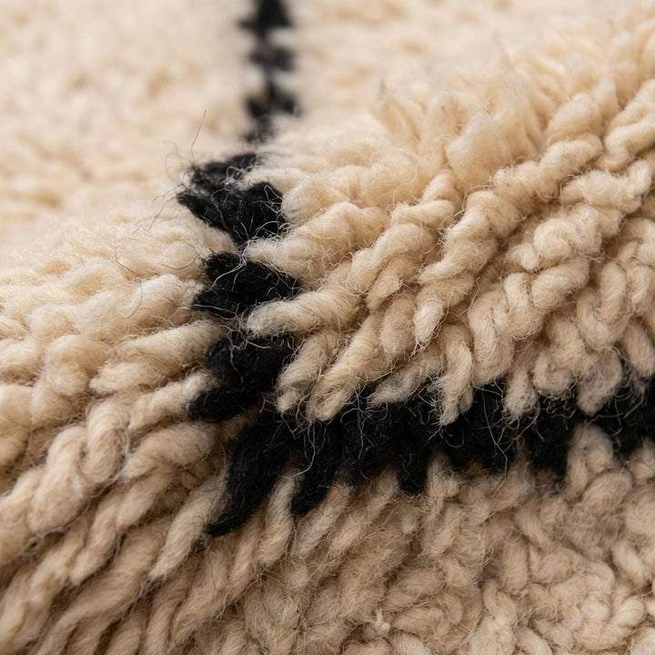 Translation missing: fr.Close up of plush textured ivory rug with charcoal geometric lines