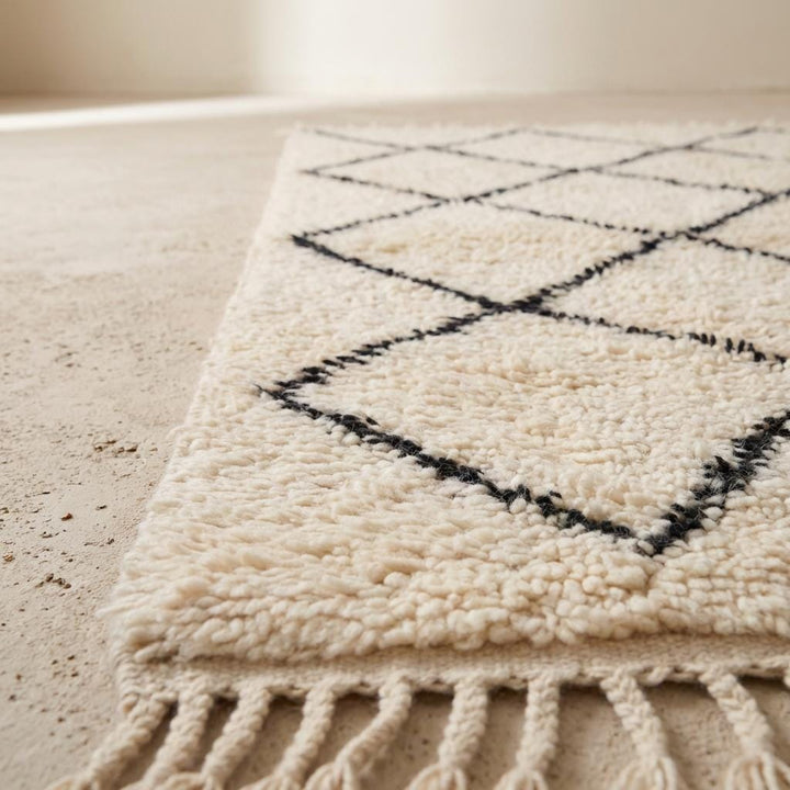Translation missing: fr.Ivory rug with diamond pattern and fringe edge