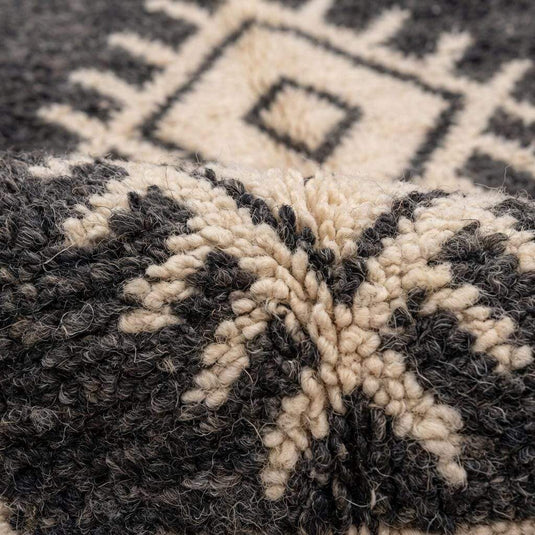 Translation missing: es.Close up of geometric diamond motif pattern on textured rug surface