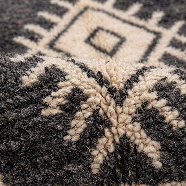 Translation missing: es.Close up of geometric diamond motif pattern on textured rug surface