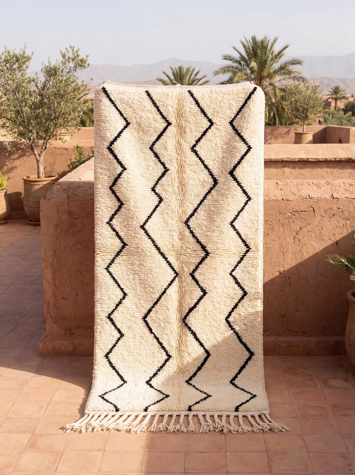 Translation missing: es.Moroccan geometric rug with ivory base and black Berber zigzag tribal pattern
