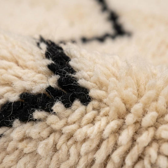 Translation missing: es.Close view of geometric Moroccan zigzag rug pattern