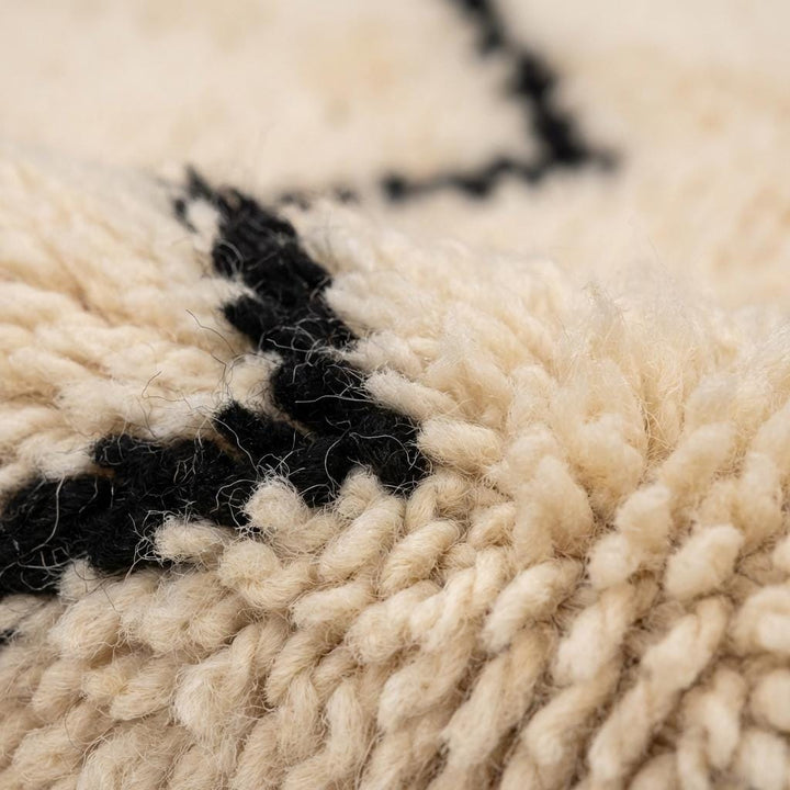 Translation missing: es.Close view of geometric Moroccan zigzag rug pattern
