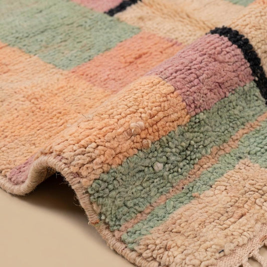Translation missing: es.Close up view of textured pile showing peach sage and cream color blocks