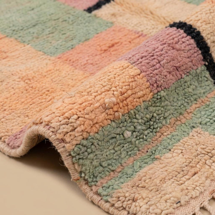 Translation missing: es.Close up view of textured pile showing peach sage and cream color blocks