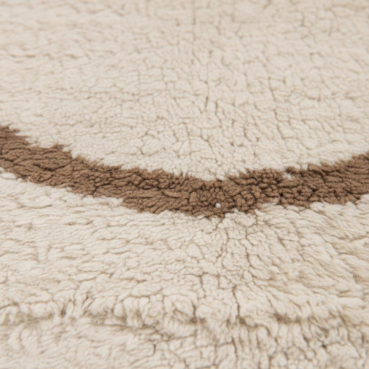 Translation missing: es.Thick, fluffy cream rug with a taupe wavy stripe, offering warm boho style and plush comfort for modern spaces
