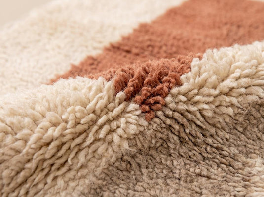 Translation missing: es.Close-up of raised pile geometric rug texture