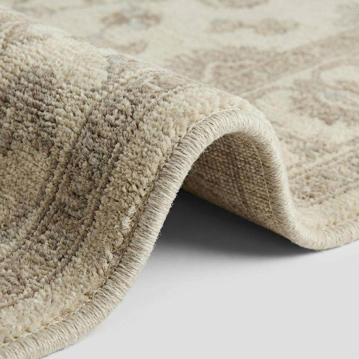 Translation missing: es.Close-up of hand knotted wool rug showing dense pile texture, individual knots, and natural fiber variation