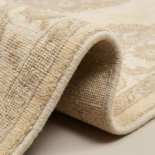 Translation missing: es.Close up of hand knotted wool rug showing dense pile, individual knots, and natural wool texture