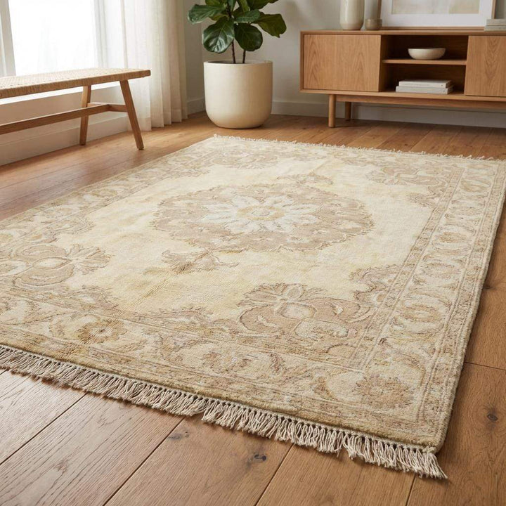 Translation missing: es.Traditional hand knotted rug with subtle abrash and soft neutral color palette