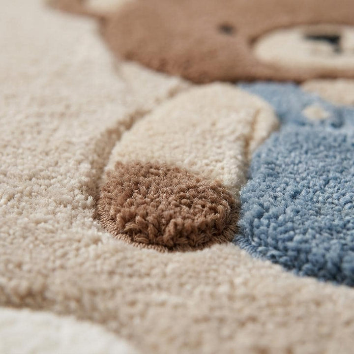 Translation missing: es.Close-up of plush wool texture showing hand tufted cut pile detail with soft carved rainbow and bear design __etsy:8032937719