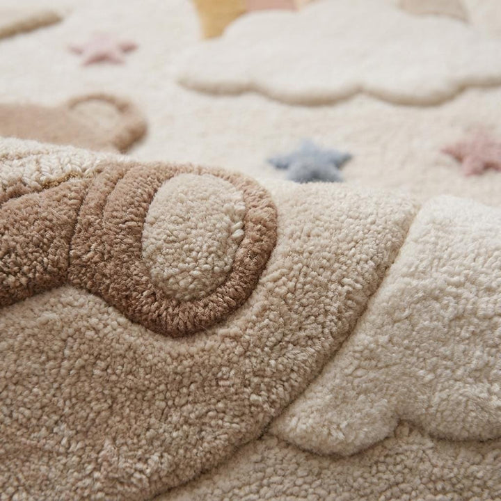 Translation missing: es.Close-up of plush hand-tufted wool texture showing soft pile and detailed bear design __etsy:7988506750