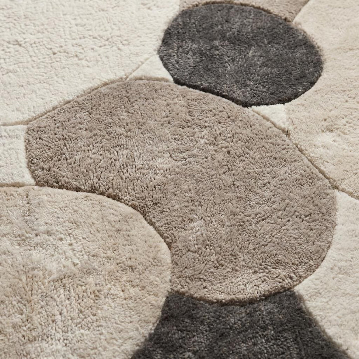 Translation missing: es.Close-up texture of handmade wool blend tufted rug showing soft dense cut pile and sculptural pebble pattern details __etsy:8074281991