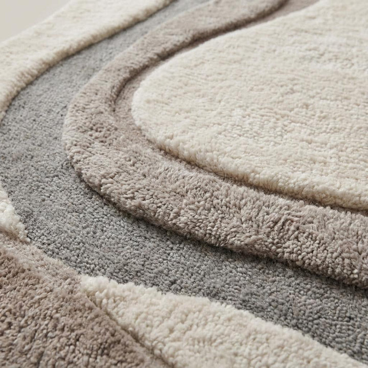 Translation missing: es.Close-up texture of hand tufted wool blend rug showing plush layered pile and soft abstract contour detailing __etsy:8030390804
