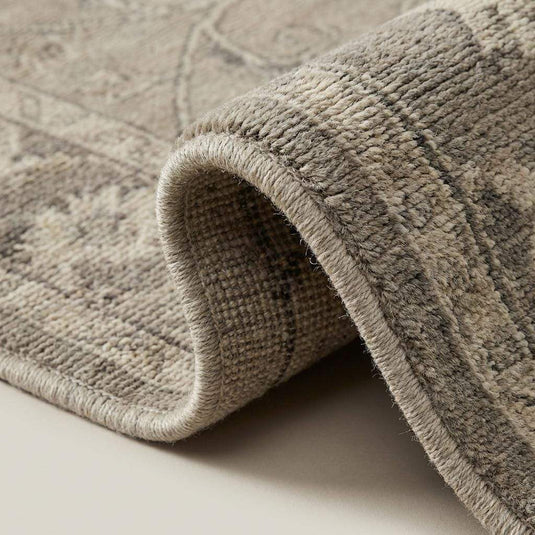 Translation missing: es.Close-up of hand knotted wool pile showing fine knots, soft low pile texture and woven cotton foundation