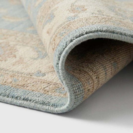 Translation missing: es.Close-up of hand knotted wool pile showing individual knots and natural fiber texture