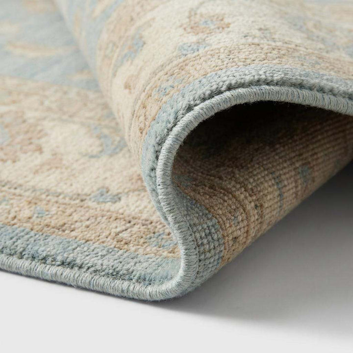Translation missing: es.Close-up of hand knotted wool pile showing individual knots and natural fiber texture