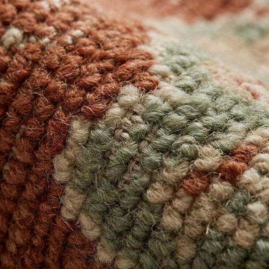 Translation missing: es.Close-up of hand knotted wool rug showing individual knot structure, soft distressed pile, and natural wool fiber variation