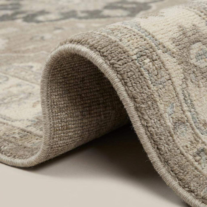 Translation missing: es.Close-up of hand knotted wool rug showing dense pile, visible knot structure, and natural wool texture