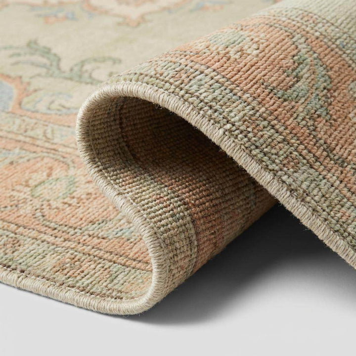 Translation missing: es.Close up of hand knotted wool pile showing dense knots, soft fibers, and vintage finish