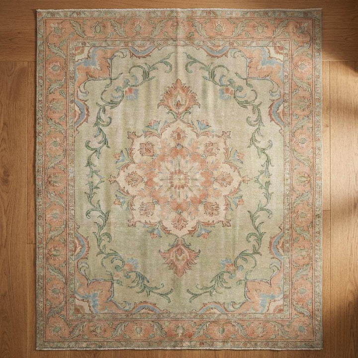Translation missing: es.Artisan handmade wool area rug with classic Persian medallion pattern